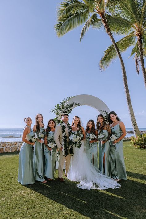 This stunning luxury Oahu Hawaii wedding at the Four Seasons and Lanikuhonua was straight out of a magazine!! Not to mention that their style, design, wedding colors, and decor were absolutely GORGEOUS. Like seafoam blue bridesmaids and groomsmen attire, reception dripping in white florals, and a live band to end off the night. OBSESSED!! Hawaii Wedding Color Palette, Island Wedding Colors, Hawaii Wedding Colors Palette, Hawaii Wedding Colors, Tropical Wedding Party, Oahu Wedding Venues, Tropical Wedding Theme, Wedding Venues Hawaii, Big Island Wedding