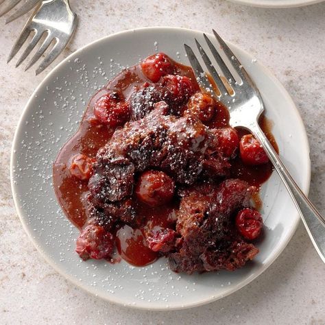 Chocolate-Covered Cherry Pudding Cake Cherry Pudding Cake, Slow Cooker Cake Recipes, Cherry Pudding, Cupcake Brownies, Slow Cooker Cake, Sour Cream Desserts, Pudding Cake Recipe, Crockpot Dessert, Delish Cakes