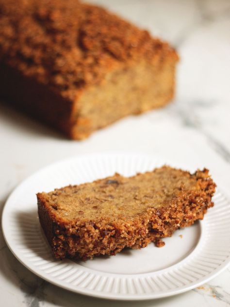 Bourbon Banana Bread with Praline Topping - Cosmopolitan Cornbread Bourbon Banana Bread, Cosmopolitan Cornbread, Banana Butter, Paleo Friendly Recipes, Sugared Pecans, Moist Banana Bread, Quick Bread Recipes, Recipe Video, Baking Flour