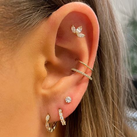 Ear Inspiration, Minimalist Ear Piercings, Ear Peircings, Curated Ear, Gold Huggies, Cool Ear Piercings, Pretty Ear Piercings, Gold Body Jewellery, Cartilage Piercings