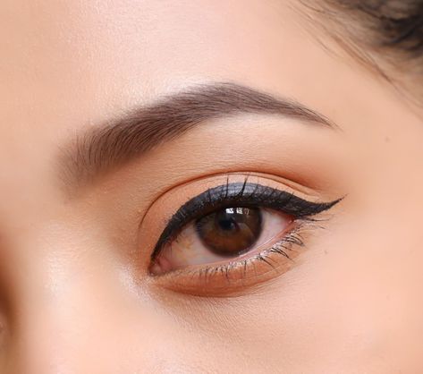 A beautiful dark brown eyes with eyeliner and simple eye makeup Eyeliner For Saree Look, Basic Eyeliner For Beginners, Eyeliner Tutorial Hooded Eyes, Natural Eyeliner Tutorial, Smudged Eyeliner Look, Cat Eye Eyeliner Tutorial, Graphic Eyeliner Tutorial, Eyeliner Drawing, How To Draw Eyeliner