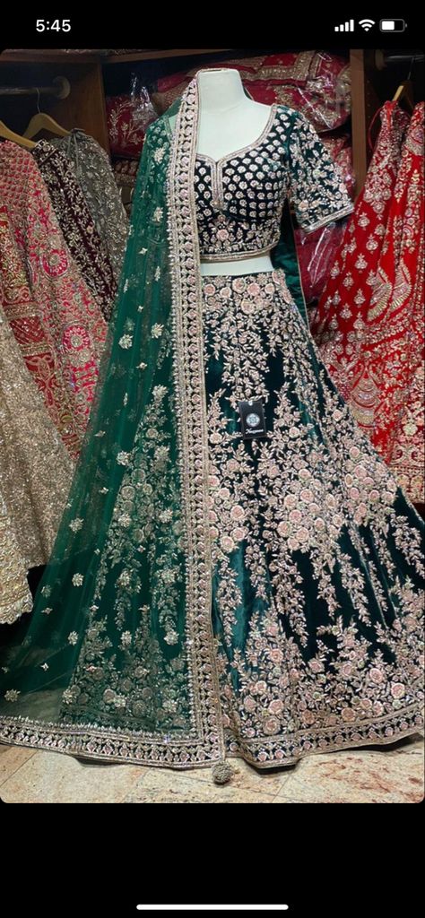 Dark Green Asian Wedding Dress, Dark Green Bridal Dress, Emerald Indian Wedding, Lehenga Dark Green, Dark Green Lengha, Dark Green Bridal Lehenga, Green Bridal Outfit, Bridal Lehenga Green, Green Lehenga Bridal