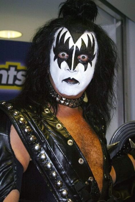 Gene Simmons Makeup, Kiss Face Paint, Kiss Band Makeup, Banda Kiss, Demon Makeup, Gene Simmons Kiss, Gold Record, Funky Makeup, Kiss Face