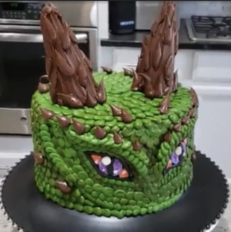 Dragon Cake Easy, Dungeons And Dragons Cake, Dragon Cake Ideas, Simple Dragon Cake, Dragon Cake Design, Dragon Bday Cake, Dragon Egg Cake, Buttercream Dragon Cake, Dragon Birthday Cakes