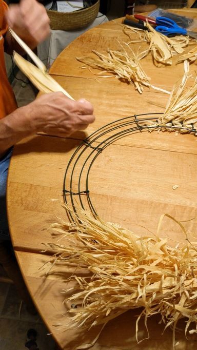 How to Make a Corn Husk Wreath – DIY Corn Tassel Wreath Diy, Corn Husk Wreath Tutorial, Broom Corn Wreath, Corn Cob Wreath, Corn Stalk Wreath Diy, Corn Silk Crafts, How To Make A Corn Husk Wreath, Corn Husk Angels Diy, Corn Husks Crafts