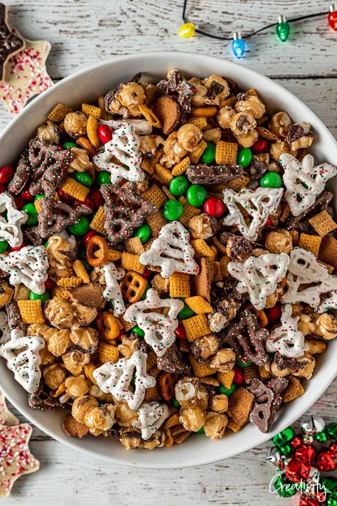 Snack Mix Sweet And Salty, Snack Mix Sweet, Holiday Snack Ideas, Volunteer Gift Ideas, Christmas Treats For Kids, Whisky Sauce, Christmas Snack Mix, Market Snacks, Candy Charcuterie