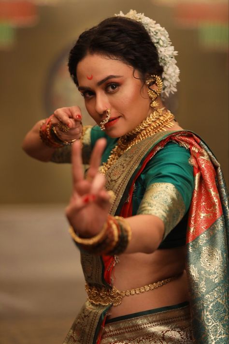 Amruta Khanvilkar Chandramukhi, Amruta Khanvilkar, Bride Fashion Illustration, Marathi Culture, Kashta Saree, Nauvari Saree, Art Dance, Wedding Saree Blouse, Wedding Saree Blouse Designs