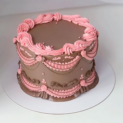 Tutorial Page - Love ❤️ #followers #cakelover #cakestudio... Cake Costume, Roblox Cake, Vintage Birthday Cakes, Buttercream Cake Decorating, Cupcake Cake Designs, Brown And Pink, Cake Pictures, Cake Lover, Just Cakes