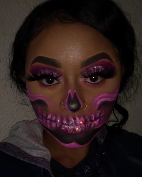 Pink And Black Skeleton Makeup, Pink Skull Makeup Halloween, Pretty Skull Makeup Halloween, Skeleton Eyeshadow, Skull Makeup Colorful, Skeleton Mouth Makeup, Half Skeleton Makeup Easy, Pink Skeleton Makeup, Skeleton Makeup Half Face