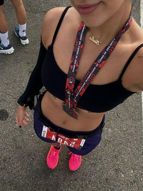 Post Marathon Pictures, Running Marathon Aesthetic, Running Woman Aesthetic, Marathon Vision Board, Running Race Aesthetic, Runner Girl Aesthetic, Half Marathon Aesthetic, Triathlon Aesthetic, Runner Lifestyle