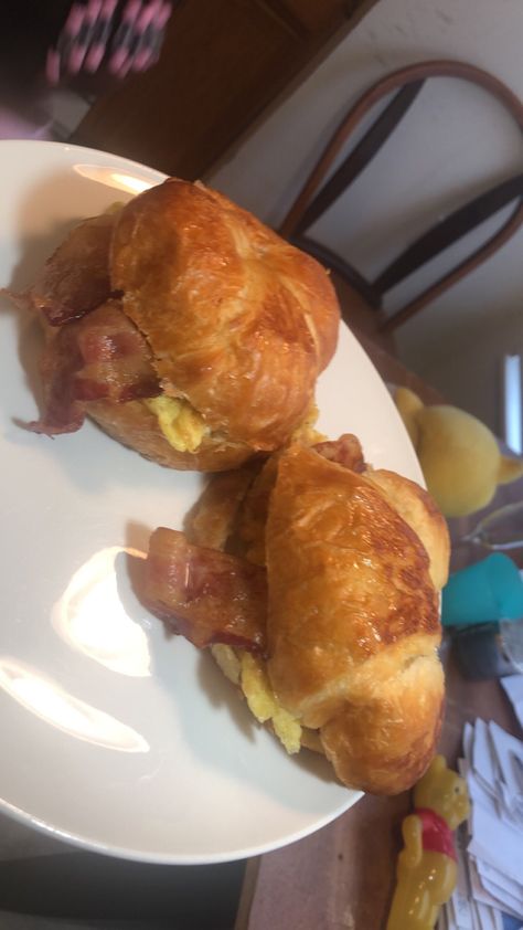 Croissant egg bacon sandwich breakfast quick meal ideas Sausage Egg And Cheese Croissant, Emma Food, Egg Croissant, Egg And Cheese Sandwich, Cheese Croissant, Bacon Egg And Cheese, Egg And Cheese, Food Therapy, Sausage And Egg