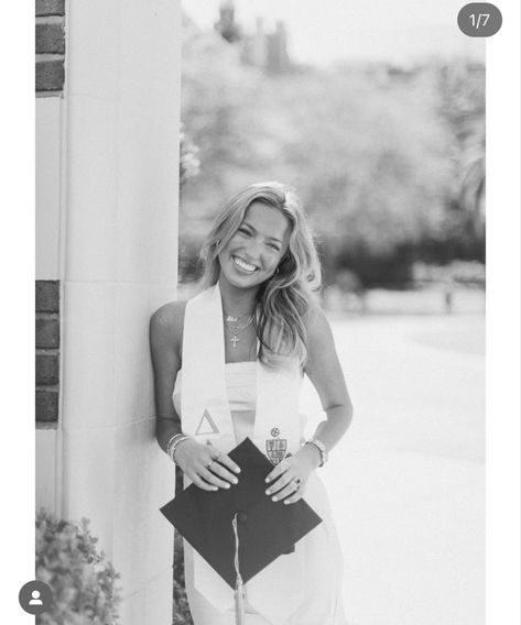 Cap And Gown Senior Pictures, College Grad Pictures, Grad Picture Ideas, College Grad Photos, Cap And Gown Photos, Cap And Gown Pictures, Nursing Graduation Pictures, Senior Photoshoot Poses, College Graduation Photoshoot