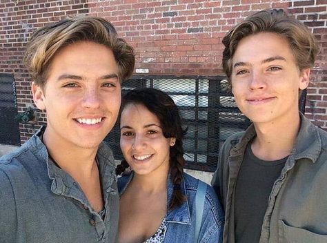 Dylan Sprouse Updates on Instagram: “Picture of Dylan and Cole with a fan (Sep 2015)  #dylansprouse #colesprouse #riverdale #sprousetwins #sprousebros #sprousebrothers #fans…” Suit Life On Deck, Cole Baby, Hanson Brothers, Old Disney Channel, Dylan And Cole, Dylan Sprouse, Old Disney, Victoria Justice, Cole Sprouse