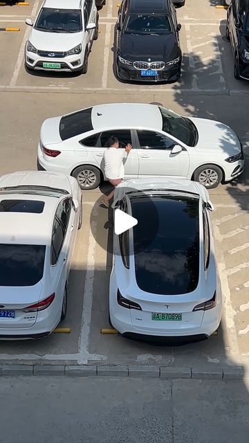 车圈小乔 on Instagram: "Three solutions to stuck parking spaces #carsafety #skills #autorepair #car #skills #cardriving #tips" Car Humor Funny, Bad Parking, Car Fails, Parking Solutions, Car Safety, Humor Funny, July 1, Car Humor, Auto Repair