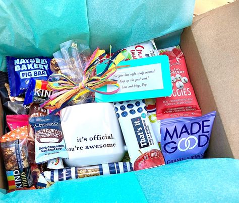 Student Snacks, College Freshman Survival Kit, College Gift Baskets, Student Survival Kits, College Survival Kit, Late Night Study, Snack Boxes Healthy, Surprise Gifts For Him, College Survival