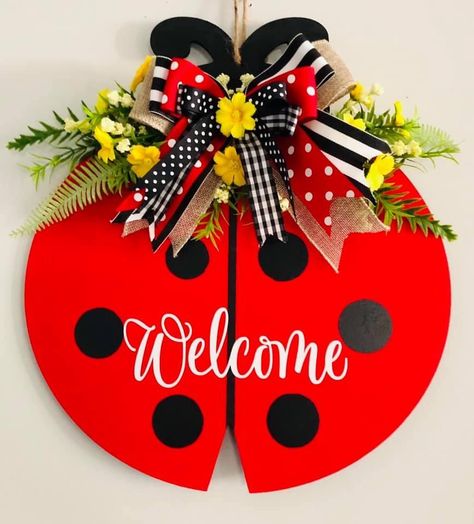 Round Welcome Signs, Diy Wooden Door, Leaner Signs, Wooden Umbrella, Diy Door Hangers, Ladybug Decor, Summer Door Hangers, Circle Decor, Round Door Sign