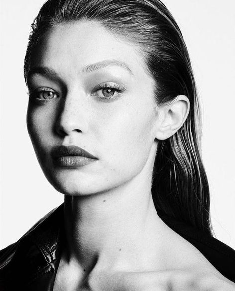 Gigi Hadid Photoshoot, Pose Portrait, Vogue Models, Gigi Hadid Outfits, Bella Gigi Hadid, Studio Portrait Photography, Fashion Model Poses, Model Inspo, Img Models