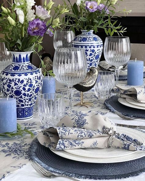 Blue And White Tablescapes, Blue And White Table Setting, Table Setting Etiquette, Blue French Country, Country Deco, Blue Table Settings, Blue Patio, Blue Things