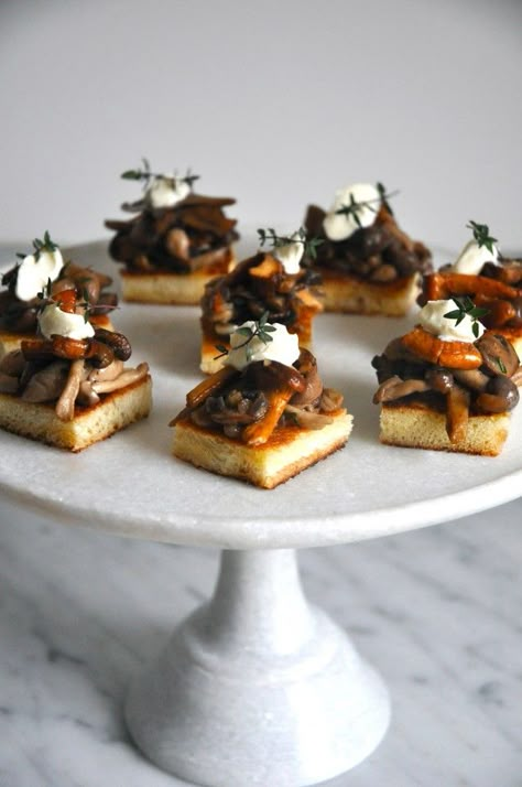 Wild Mushroom Appetizer, Sharing Plates Food, Brioche Appetizers, Mushroom Appetizers Easy, Mushroom Tartine, Mushroom Canapes, Mushroom Crostini, Food Mushrooms, Christmas Starters