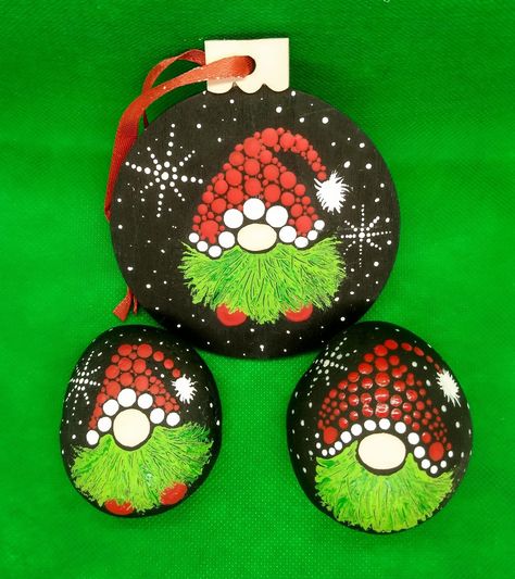 Dot Art Painting Christmas, Holiday Dot Mandala, Dot Painting Ornaments Patterns, Dot Painted Christmas Ornaments, Dot Painting Ornaments, Dot Painting Christmas Ornaments, Dot Painting Christmas, Christmas Dot Painting, Christmas Mandala Art