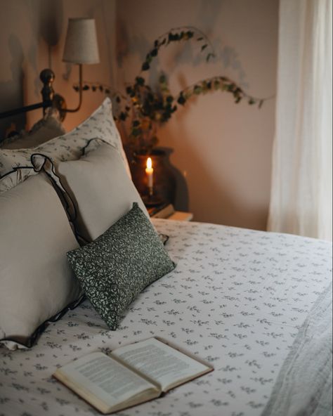 Floral bedding layered with moody candle light and an open book Vintage Style Bedding, Cosy Decor Ideas, Cottage Bedding, Vintage Bedding, Cosy Bedroom Decor, Cottagecore Room Ideas, Cosy Decor, Redecorate Bedroom, Room Makeover Bedroom