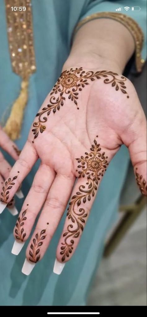 Heena Design, Haldi Outfits, Simple Mehndi Designs Fingers, Very Simple Mehndi Designs, Stylish Mehndi, Stylish Mehndi Designs, Latest Simple Mehndi Designs, Hand Mehndi, Watercolor Flower Art