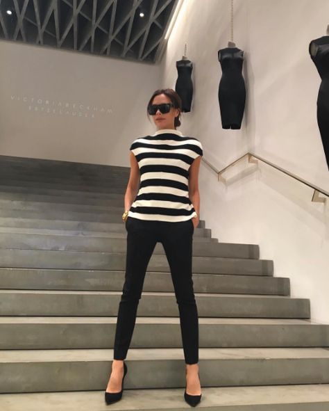 VB Black Pants Work Outfit, Black Pants Work, Casual Chique Stijl, Minimalist Moda, Victoria Beckham Style, White Stripes Shirt, Minimalist Women, Olivia Palermo, Looks Chic