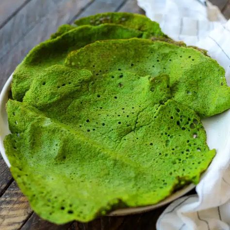 High Protein, Egg Cottage Cheese and Spinach Wraps - Healthyish Foods Egg Cottage Cheese, Protein Egg, Protein Wraps, Spinach Bread, Spinach Breakfast, Cottage Cheese Eggs, Spinach Tortilla, Spinach Wraps, Keto Tortillas