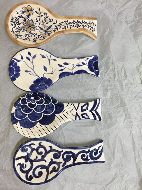 Spoonrest Ceramic, Spoon Rest Pottery Painting Ideas, Clay Spoon Rest, Modern Decorative Objects, Painted Pots Diy, Ceramic Wall Decor, Spoon Rests, Blue Pottery, Diy Pottery