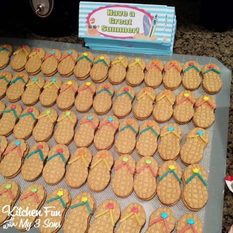 Flip Flop Cookies with a FREE Printable...great for End of Year School Parties & Teacher Appreciation Gifts! Louise Lawler, Flip Flop Cookie, End Of Year Party, Nutter Butter Cookies, Classroom Treats, Summer Cookies, School Treats, Room Mom, Tiki Party