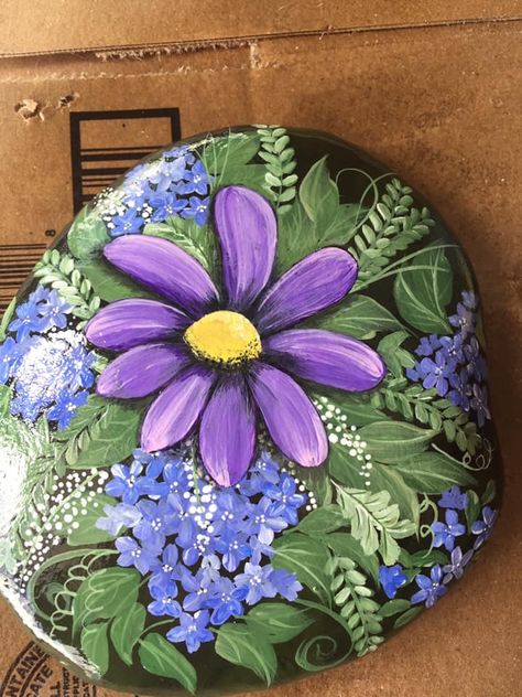 Painted Rock Flowers In Garden, Painted Bricks Crafts, Rock Painting Flowers, Decorative Painting Projects, Art Pole, Easy Flower Painting, Brick Art, Stone Art Painting, Painted Rocks Kids