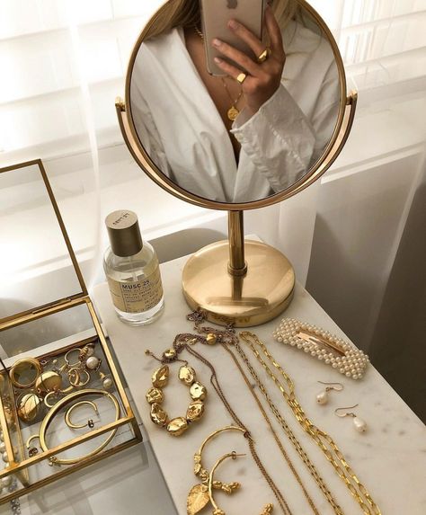 Beauty Table, Friend Jewelry, Gold Aesthetic, Classy Aesthetic, Beige Aesthetic, Jewelry Photography, A Mirror, Diy Schmuck, Jewelry Inspo