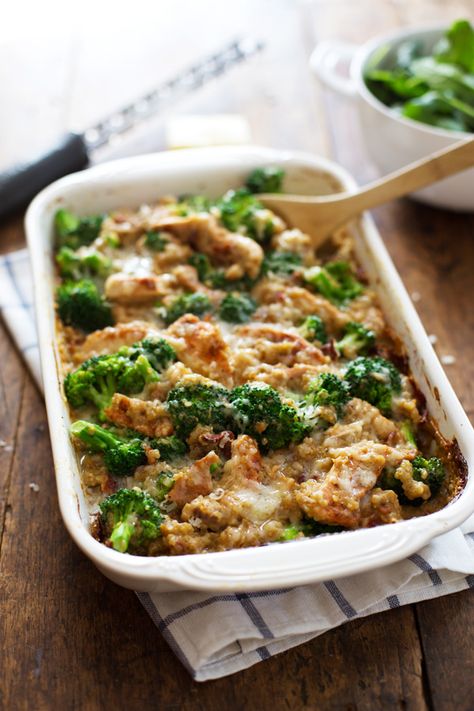 Creamy Chicken Quinoa and Broccoli Casserole - 350 calories of cozy comfort food. | pinchofyum.com Quinoa And Broccoli, Quinoa Broccoli, Quinoa Casserole, Broccoli Recipes Casserole, Chicken Quinoa, Healthy Casseroles, Broccoli Casserole, Diet Vegetarian, Quinoa Recipes