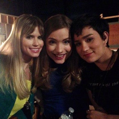 Carlson Young, Willa Fitzgerald and Bex Taylor-Klaus. #Scream MTV Scream Mtv Cast, Scream Tv Series Cast, Scream Show, Scream Mtv, Willa Fitzgerald, Bex Taylor Klaus, Scream Series, Scream Tv Series, Carlson Young