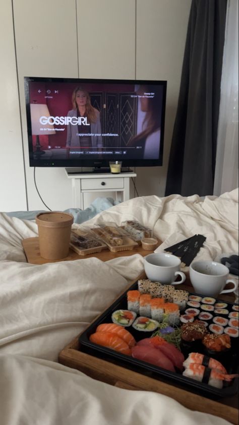 Netflix Chill Aesthetic, Elina Core, Indoor Movie Night, Sushi Aesthetic, Netflix Aesthetic, Dating Myself, Midnight Cravings, Chill Mood, Antlers Decor