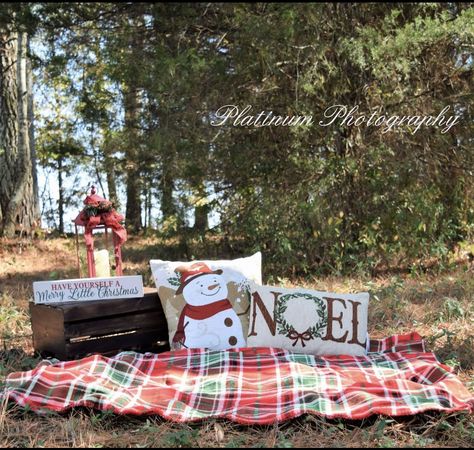 Christmas Mini Outdoor Setup, Christmas Mini Photoshoot Outdoor, Christmas Fireplace Photoshoot, Christmas Outdoor Photoshoot Ideas, Simple Christmas Mini Sessions Outdoor, Outdoor Christmas Mini Sessions Set Up, Christmas Mini Sessions Outdoor Setup, Simple Christmas Minis Outdoor, Christmas Mini Shoot Outdoor