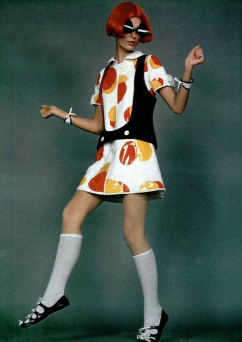 70s Runway Fashion, 70s Runway, Space Age Fashion, Futurism Fashion, 1970 Fashion, Fashion Haute Couture, Andre Courreges, 70s Vintage Fashion, Fashion 1970s