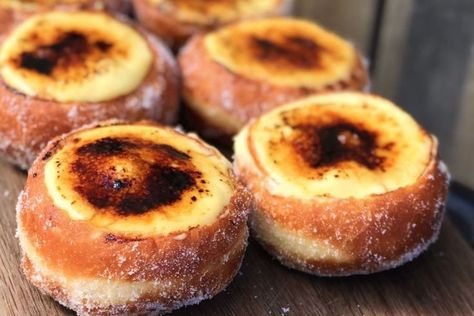 Creme Brulee Doughnut, Creme Brulee Donut, Creme Brulee Desserts, Custard Buns, Warm Desserts, Doughnut Shop, Creme Brûlée, Chia Pudding Recipes, Doughnut Recipe