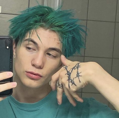 Grunge Boy, Corte De Cabelo Masculino, Aesthetic Boy, Grunge Hair, A Mirror, Boy Hairstyles, About Fashion, Green Hair, Grunge Aesthetic