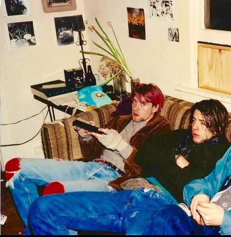 90s Slacker Aesthetic, Slacker Aesthetic, Kurt Cobain And Dave Grohl, Kurt And Dave, Curco Vein, Nirvana Poster, Kurt Cobain Photos, Kurt And Courtney, Donald Cobain