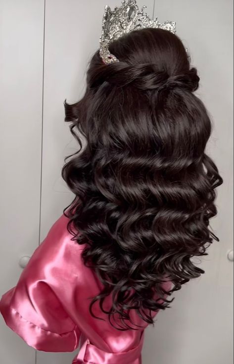 Quinceanera Hairstyles Loose Curls, Hollywood Waves Quinceañera, Quinceanera Hairstyles Shoulder Length, Quencinera Hairstyles, Sweet 16 Hairstyles With Tiara, Quince Hairstyles Down, Quinceanera Hairstyles Updo, 15 Hair Quinceanera, Sweet Sixteen Hairstyles