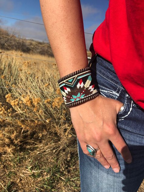 Native American Jewellery, Red Rising, Beaded Leather Bracelet, Beaded Cuff Bracelet, Bohemian Bracelets, Beaded Crafts, Beaded Cuff, Star Bracelet, Native American Beading