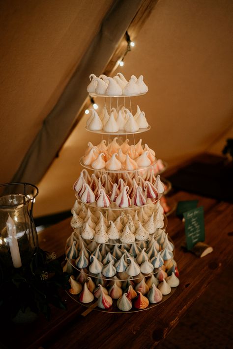 Unusual Wedding Cakes Creative, Meringue Wedding Cake, Alternative Wedding Cake Ideas, Different Wedding Cakes, Unusual Wedding Cakes, Alternative Wedding Cakes, Wedding Food Drink, Wedding Cake Alternatives, Diy Wedding Cake