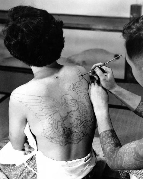 Vintage Tattooed Women, Getting Tattooed Photography, Tattoo Shop Photoshoot, Tattoo Artists Aesthetic, Photoshoot Tattoo, People With Tattoos, Historical Tattoos, Tattoo Photoshoot, Tummy Tattoo