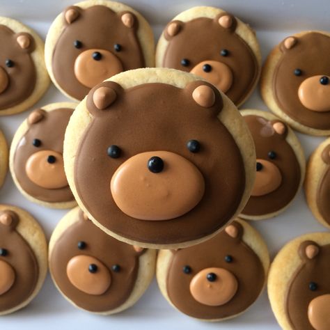 Round Royal Icing Cookies, Bear Cookies Decorated, Cookies Decoration Ideas, Teddy Bear Sugar Cookies, Royal Icing Cookies Designs, Bear Sugar Cookies, Animal Sugar Cookies, Christmas Sugar Cookies Decorated, Flooding Cookies