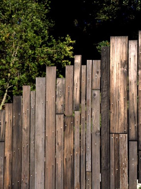 Fence Panels Ideas, Fence Panels Ideas Decor, Rustic Wood Fence, Privacy Fence Topper, Privacy Fence Extension, Wood Fence Ideas, Fencing Ideas Cheap, Backyard Fencing, Rustic Garden Fence