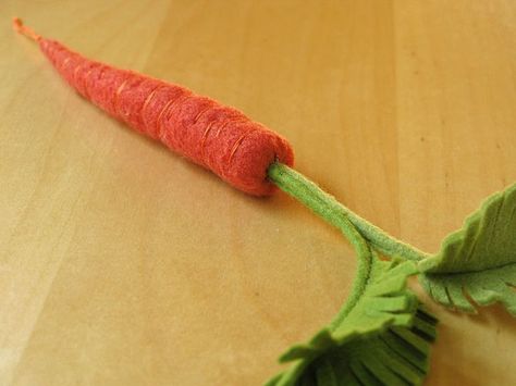 Felted Plants, Felt Carrot, Diy Kids Kitchen, Easter Mini Session, Felt Food Diy, Felt Food Patterns, Fuzzy Felt, Handmade Felt Ornament, Felt Fruit