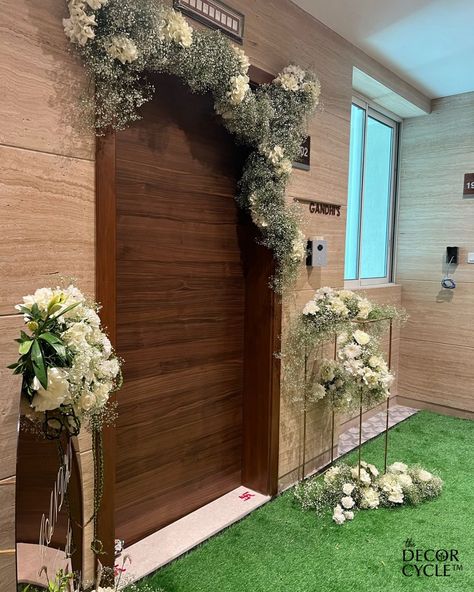 House Gate Decorations Wedding, House Entrance Flower Decoration, Entrance Floral Decor, Wedding Front Door Decorations Entrance, House Opening Decoration With Flowers, Door Flower Decoration Entrance, Diwali Decorations At Home Entrance Door, House Warming Decorations Indian, Front Door Decor Ideas Entrance