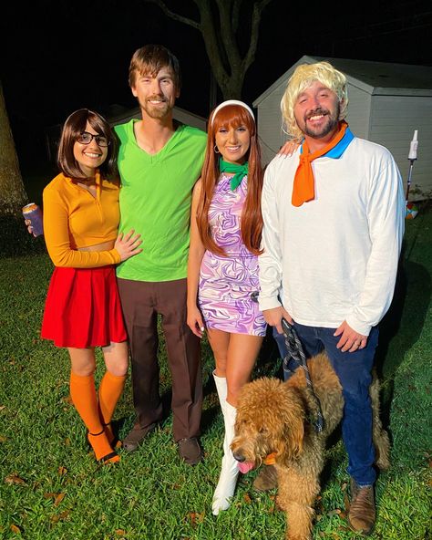 #scoobydoo #halloweencostumeideas #grouphalloweencostumes #daphneandvelma #daphne #velma #shaggy #fred #fredanddaphne #scooby #halloween #halloweencostumesforwomen Scoot Doo Halloween Costume, Halowen Costums Bestie, Fred And Velma Costume Couple, Scooby Doo Cast Costumes, Velma And Shaggy Costume Couple, Daphne And Shaggy Costume, Scooby Gang Halloween Costumes, Scobby Dobby Doo Costume, Shaggy And Velma Costume Couple