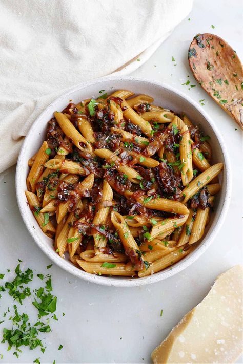 Shallot Pasta, Balsamic Pasta, Pasta And Sauce, Shallot Recipes, Caramelized Shallots, Vegetarian Pasta Recipes, Vegetarian Pasta, Tomato Pasta, Vegetarian Recipes Easy